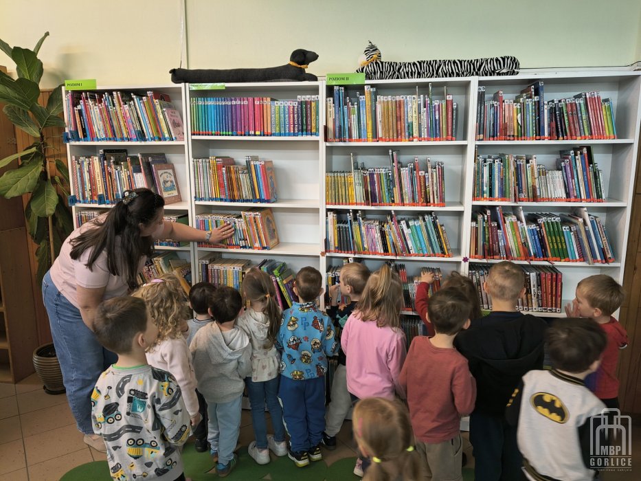 Biblioteka Gorlice, Filia Magdalena bibliotekarka prezentuje dzieciom księgozbiór.jpg
